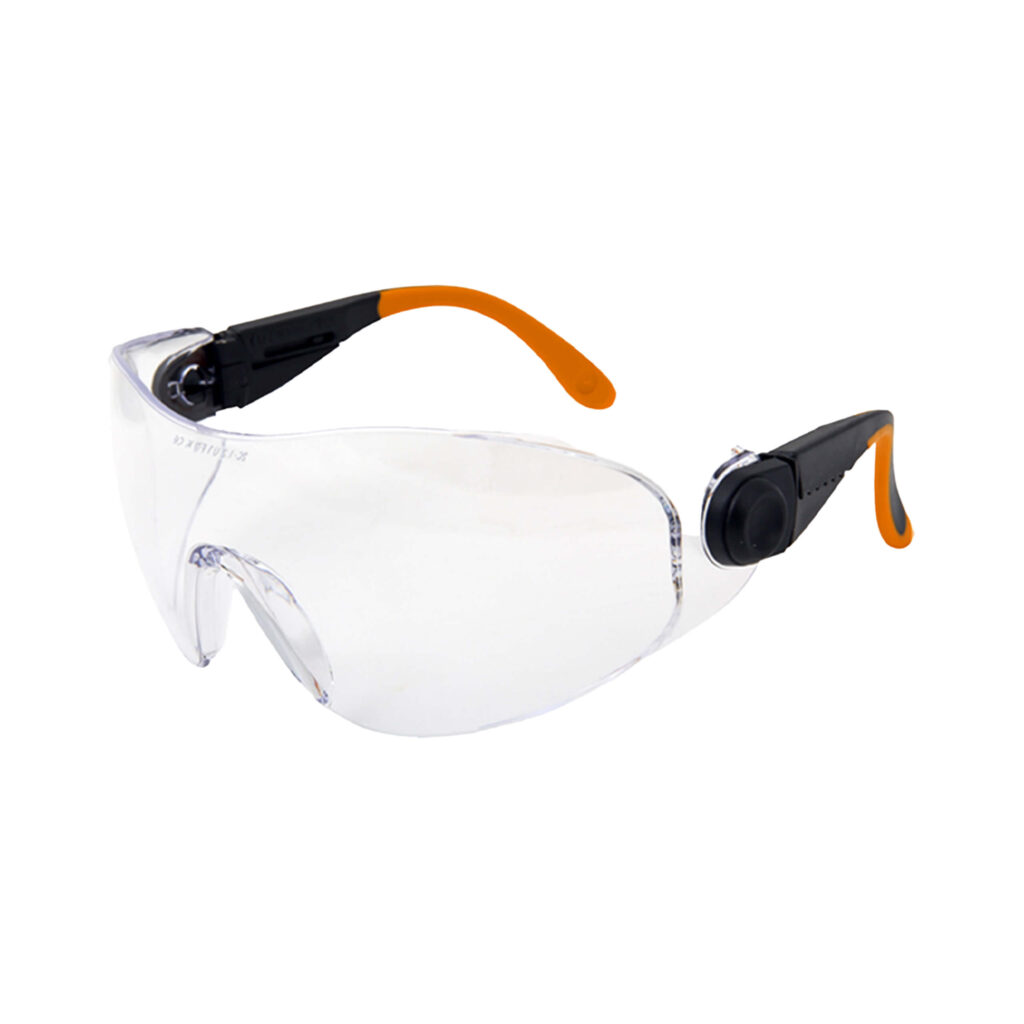 Schutzbrille mit klaren Gläsern, schwarzem Rahmen und orangefarbenen Bügelenden für sicheren Halt.